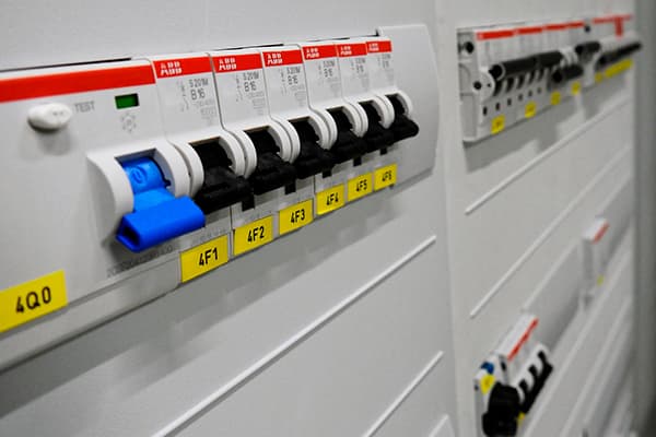 Wie eine DGUV V3 Prüfung helfen kann, Brandgefahren zu reduzieren