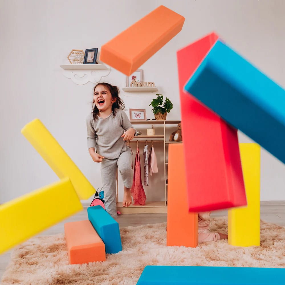 Kreative Mal- und Spiele Kinder drinnen kombiniert