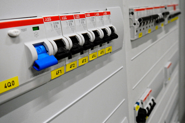 Wie eine DGUV V3 Prüfung helfen kann, Brandgefahren zu reduzieren